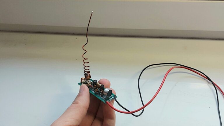 "Összetákolt" rádiós mikrofon, maximum 10-15 méter távolságig használható, szemlátomást amatőr munka.